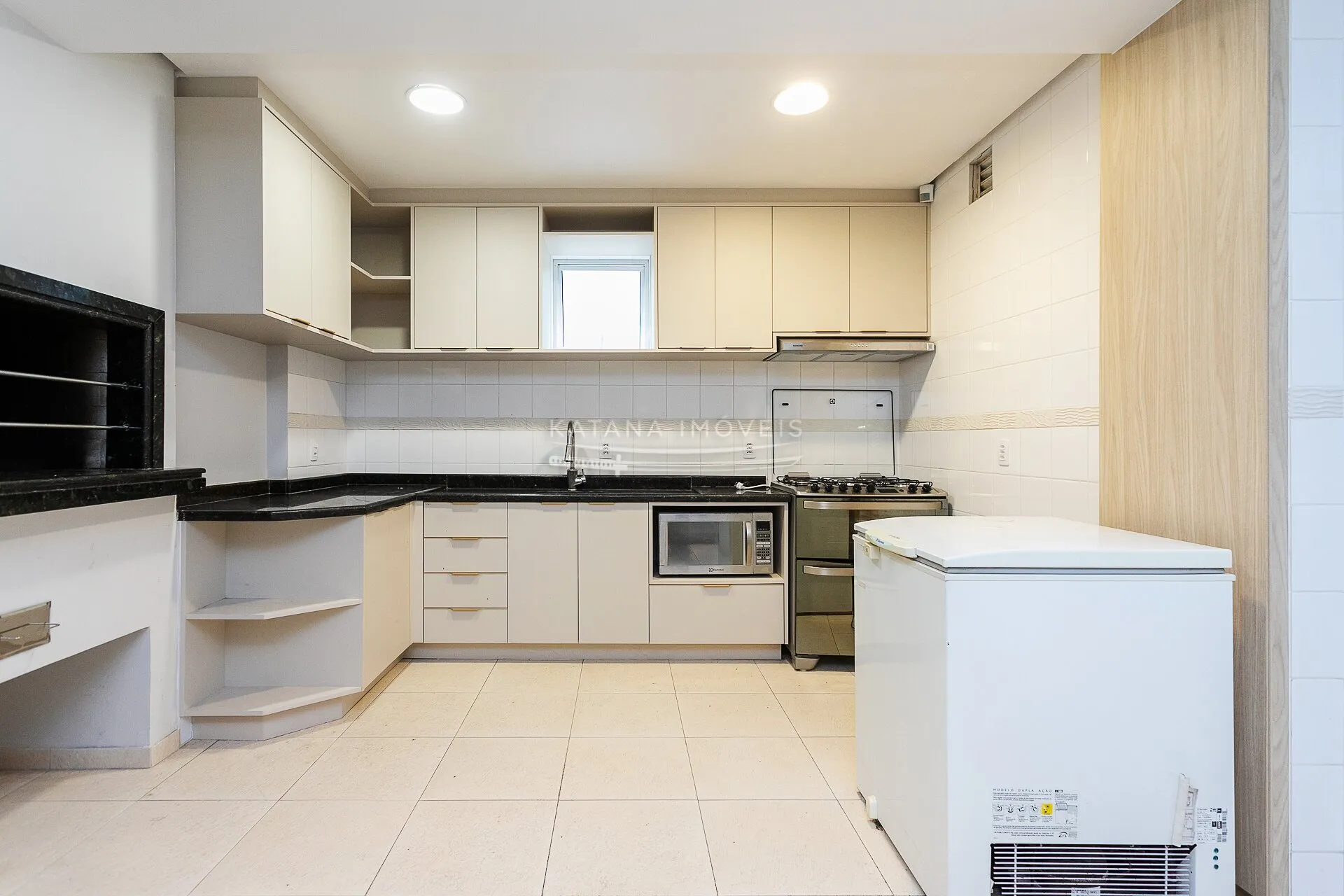 4-bedroom apartment with a bathtub in Florianópolis — photo 17