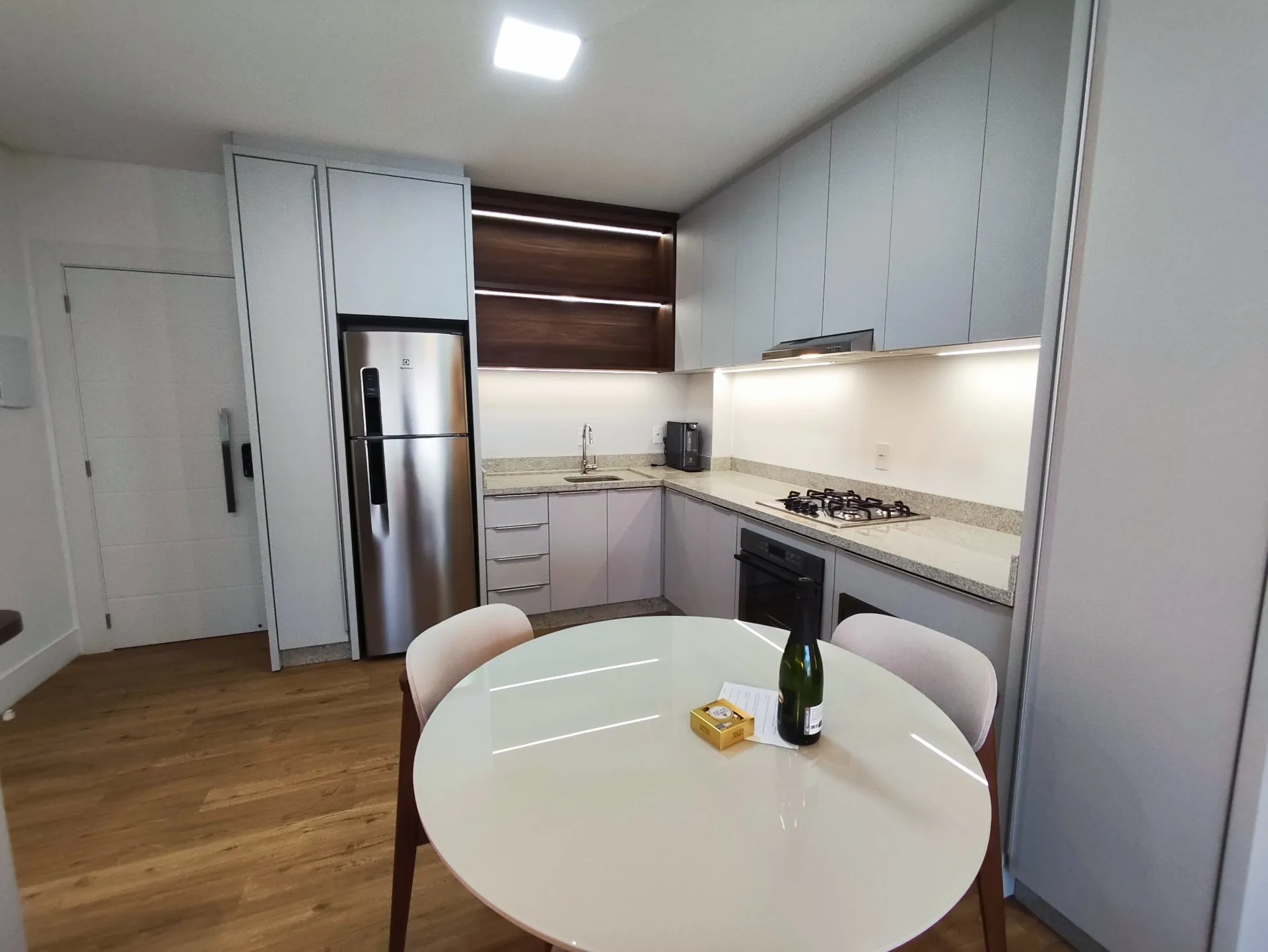 One-bedroom apartment in a building with a heated pool — photo 15