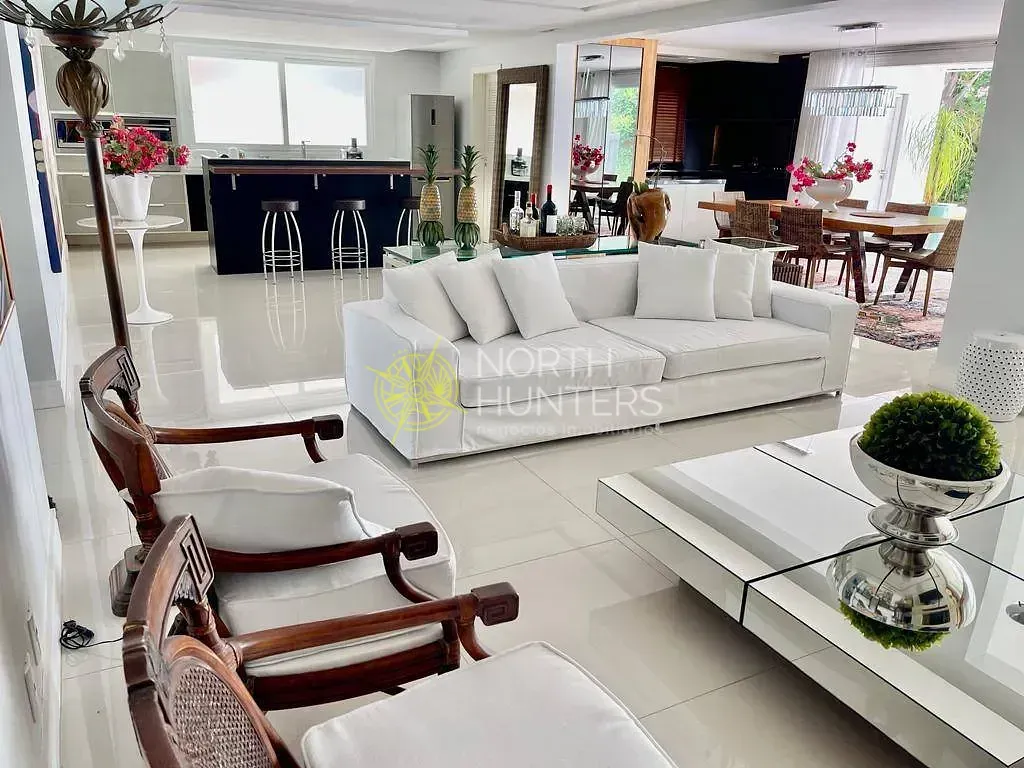Casa mobiliada com 5 suítes e cozinha aberta a gás