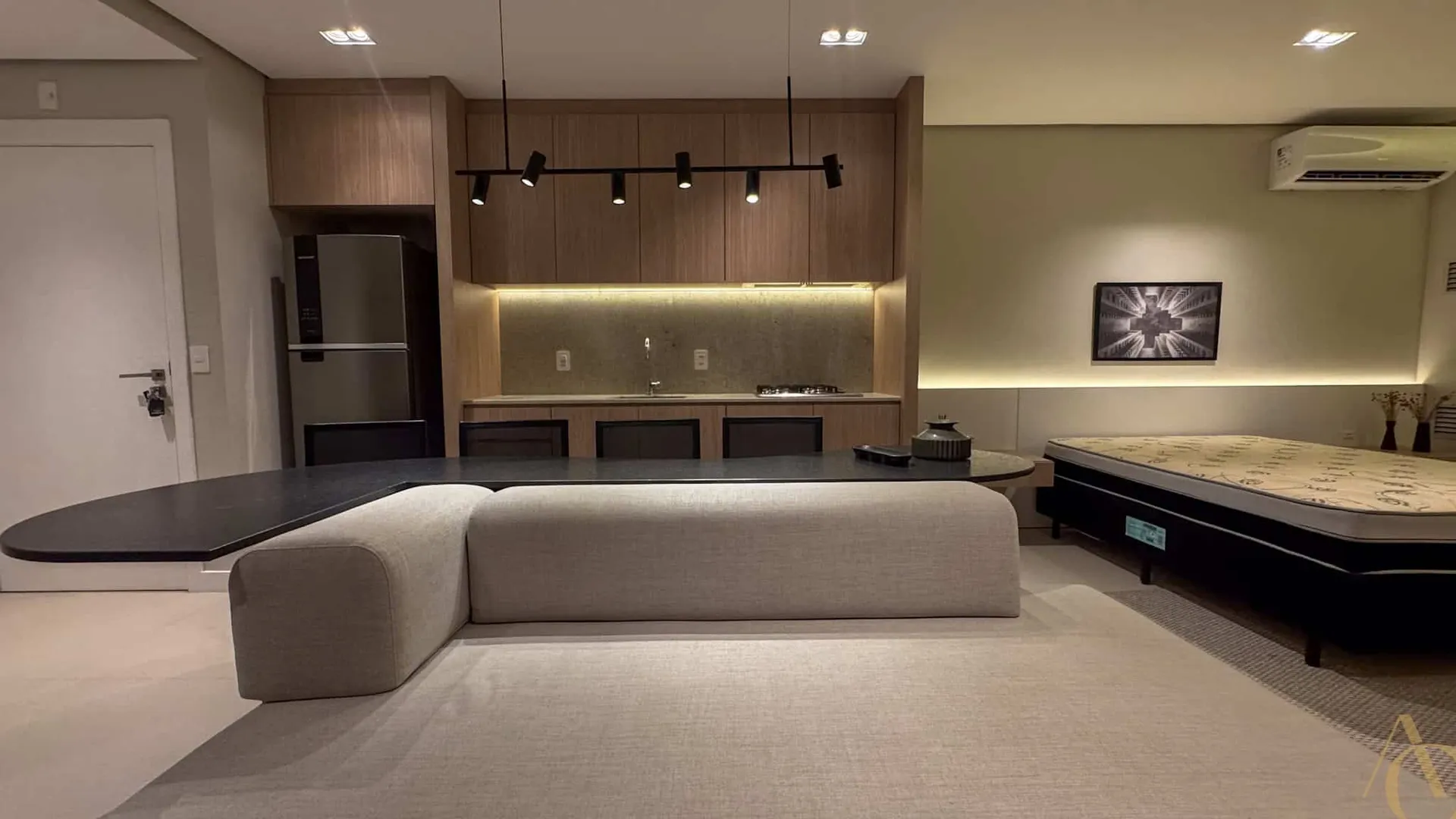 Furnished studio with integrated kitchen and 1 bathroom — photo 14