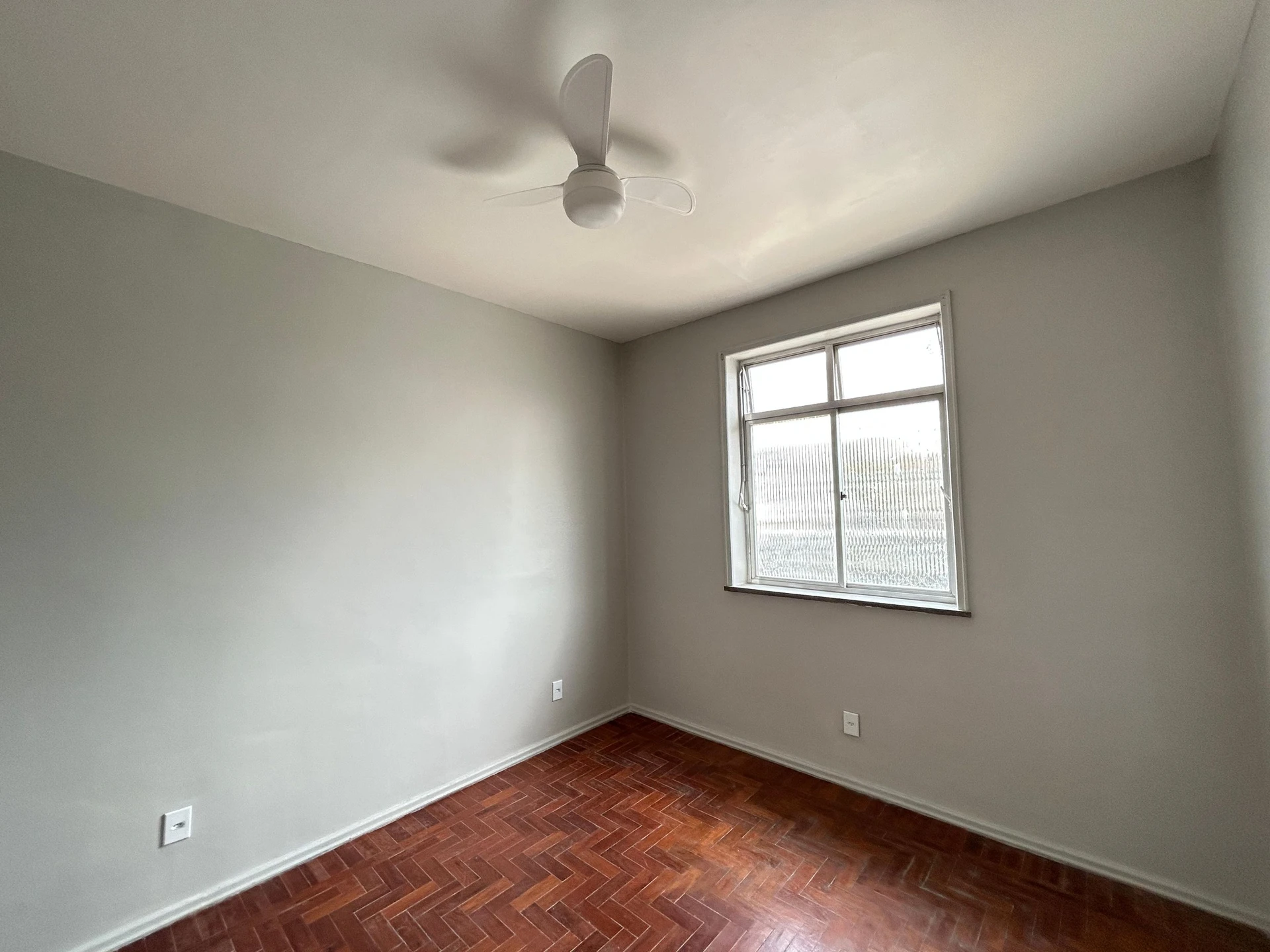 Casa de 2 quartos com piso de madeira ou laminado — photo 17