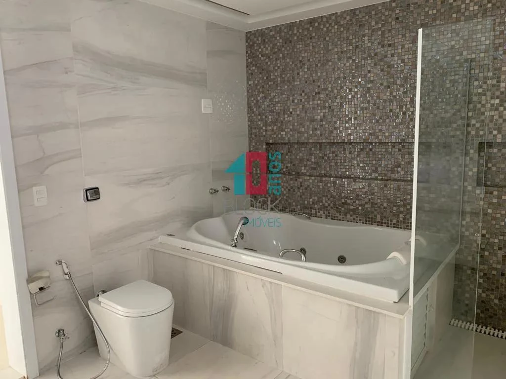 980 m² house with a bathtub and a grill on the balcony