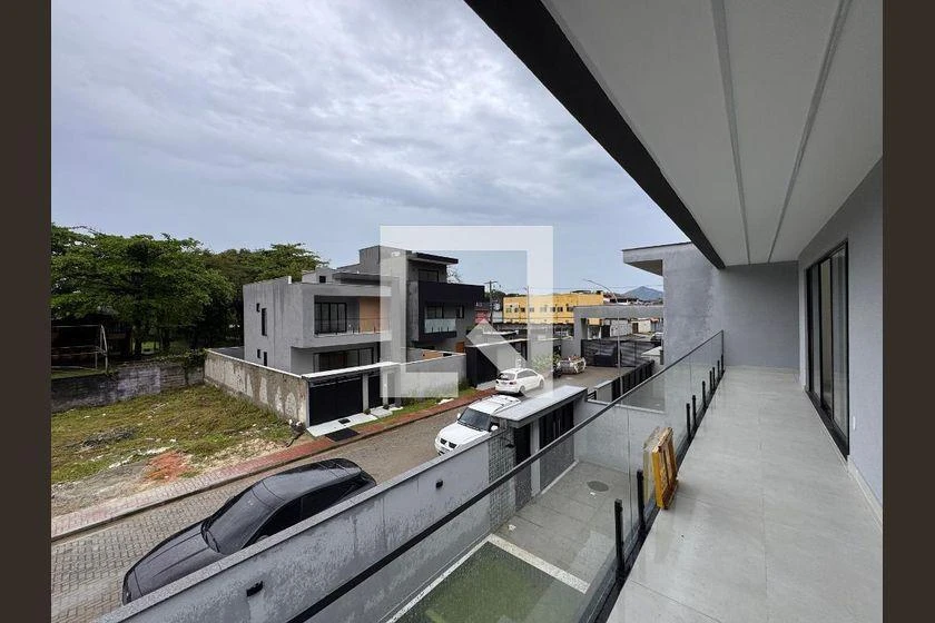 Rental house with 4 bedrooms and 222 m², balcony — photo 36