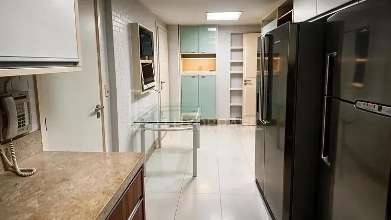 2-bedroom apartment in a building with a gym — photo 12