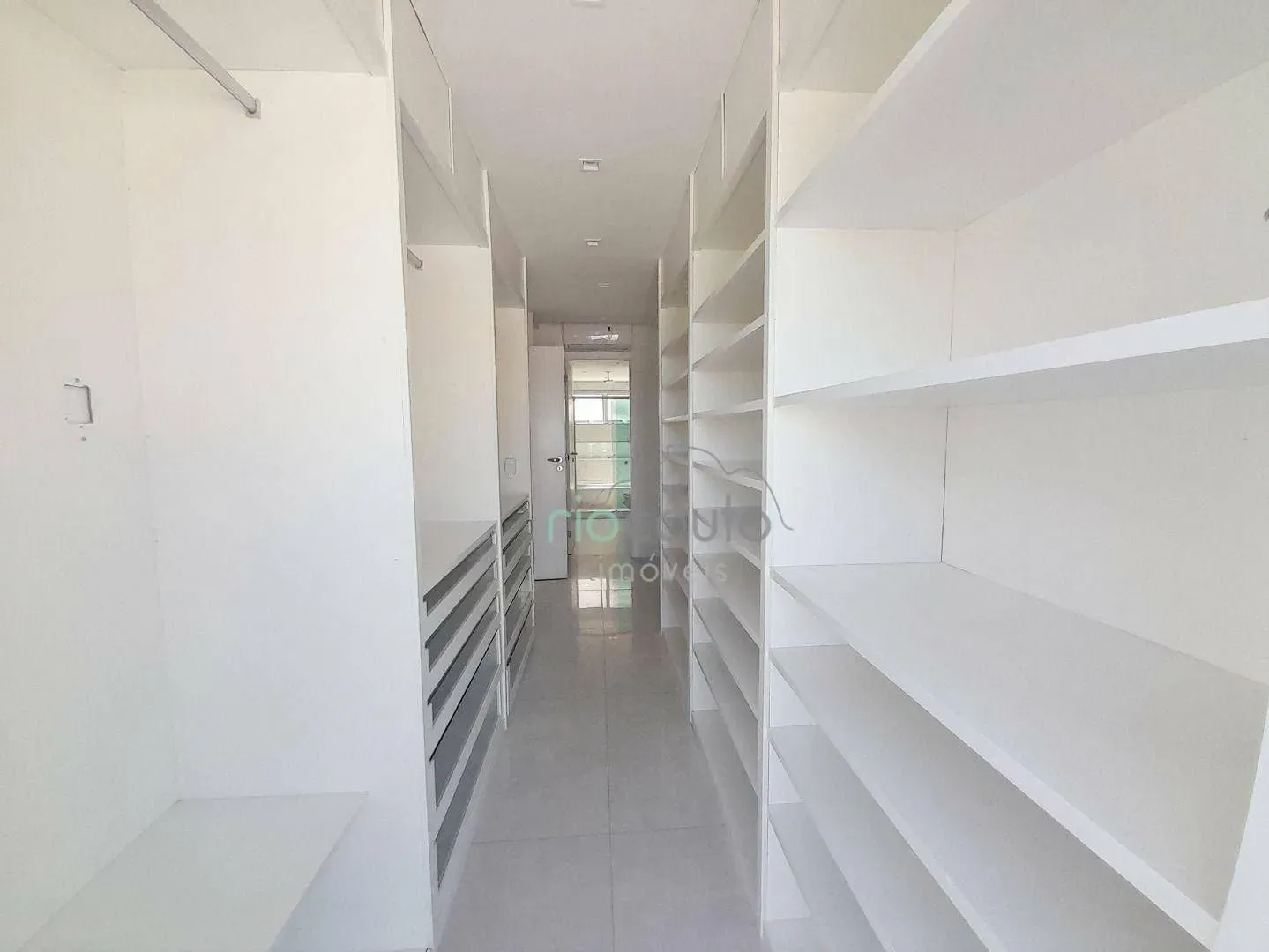 Apartment with 4 bedrooms and a balcony — photo 36