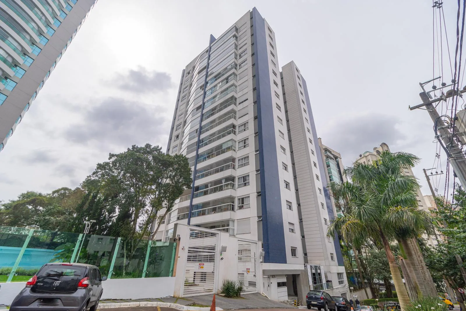 Unfurnished 3-bedroom apartment with glass balcony — photo 28