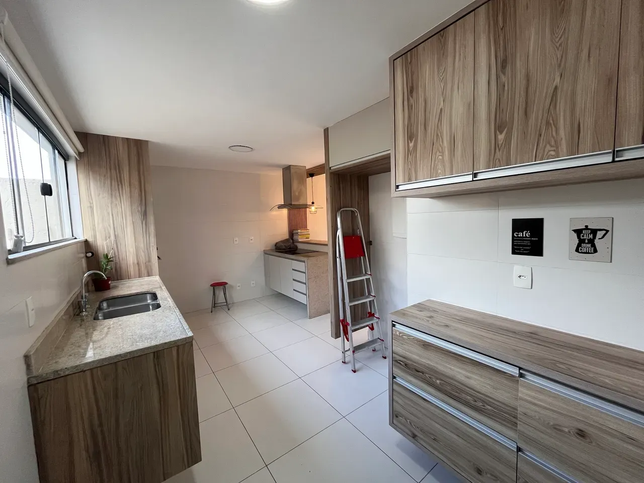 180 m² house with a walk-in closet and a mountain view — photo 18
