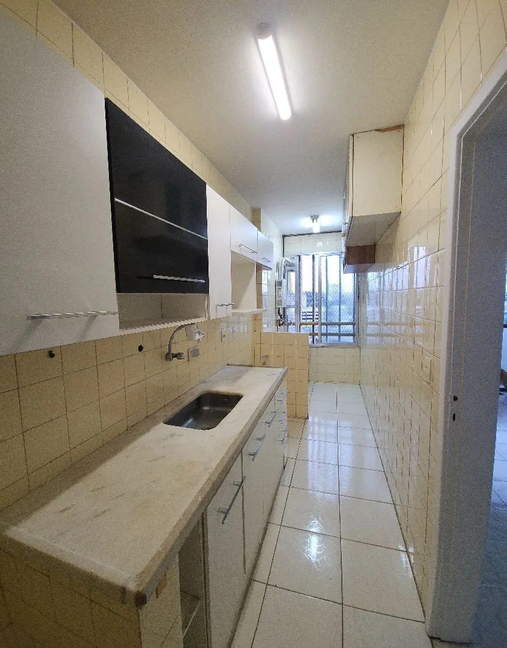 2-bedroom apartment in a building with a gym — photo 9