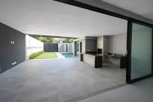 House with 5 bedrooms and open-plan kitchen — photo 2
