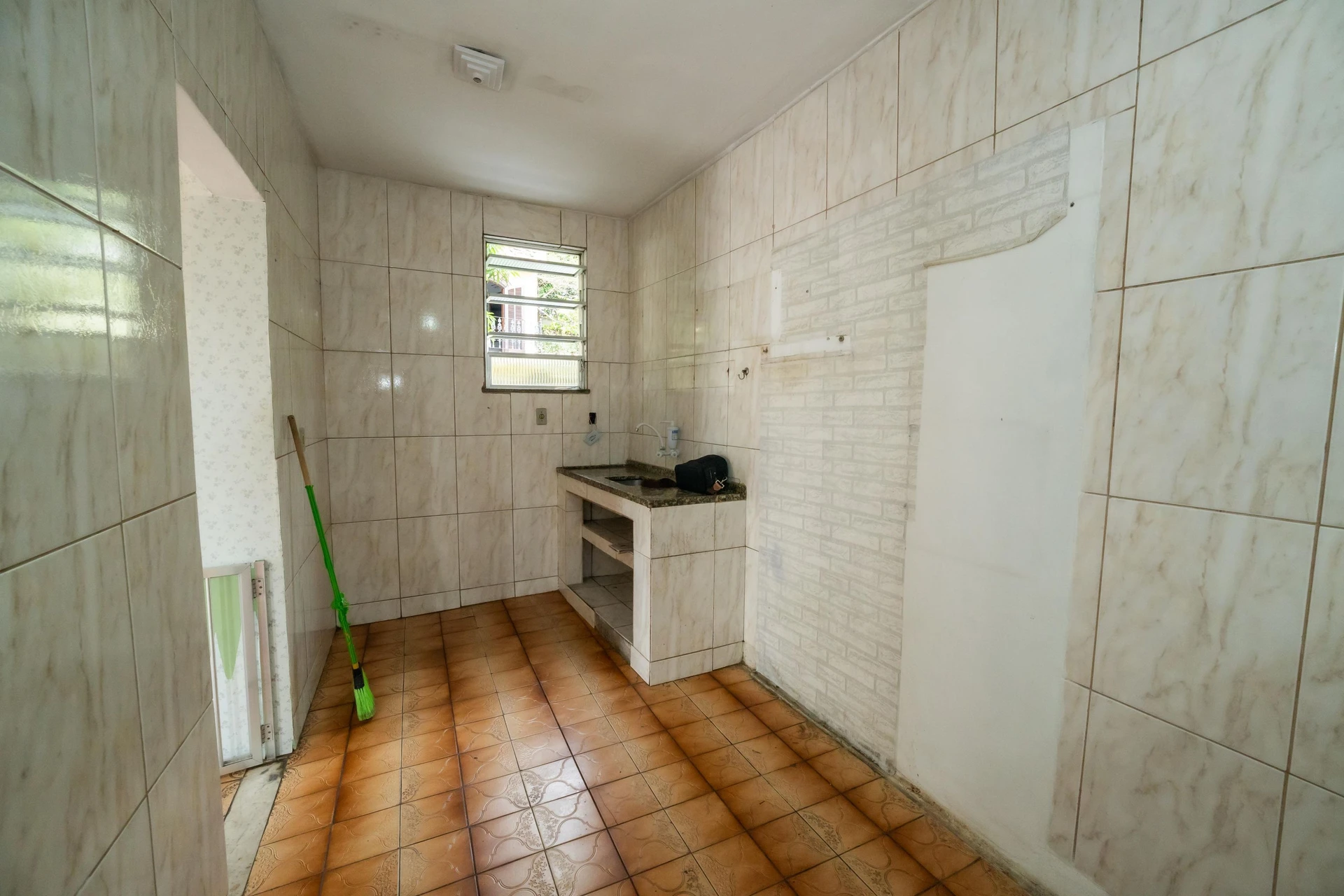 Unfurnished house with 2 bedrooms, yard and balcony — photo 19