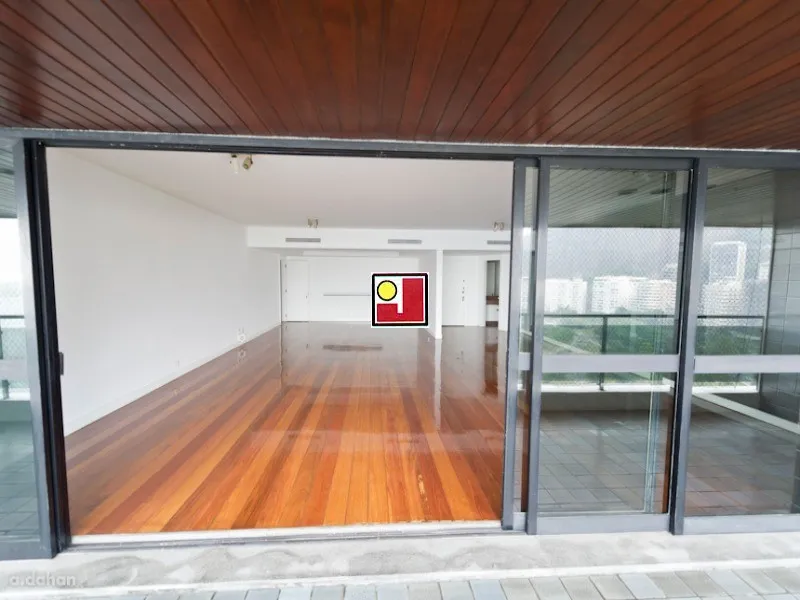 4-bedroom apartment with a glass-enclosed balcony — photo 10