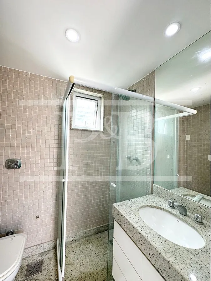 4-bedroom apartment with an enclosed glass balcony — photo 38