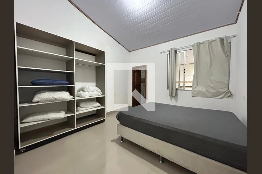 2-bedroom house with 2 bathrooms and 3 parking spots — photo 2