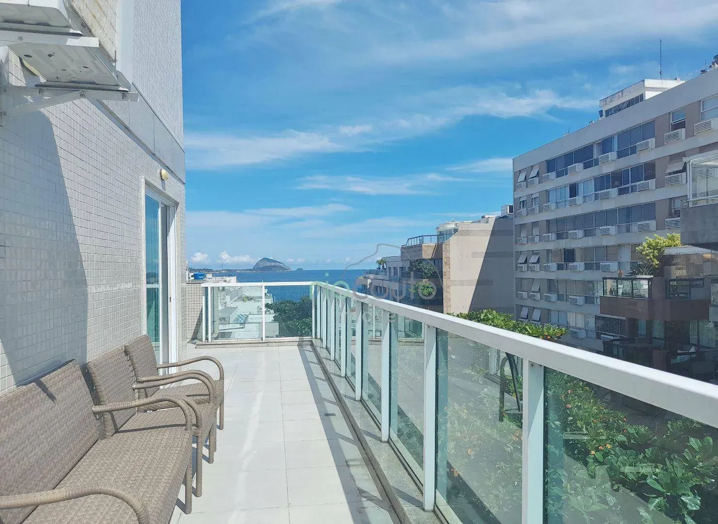 Apartment with 4 bedrooms and a balcony — photo 52