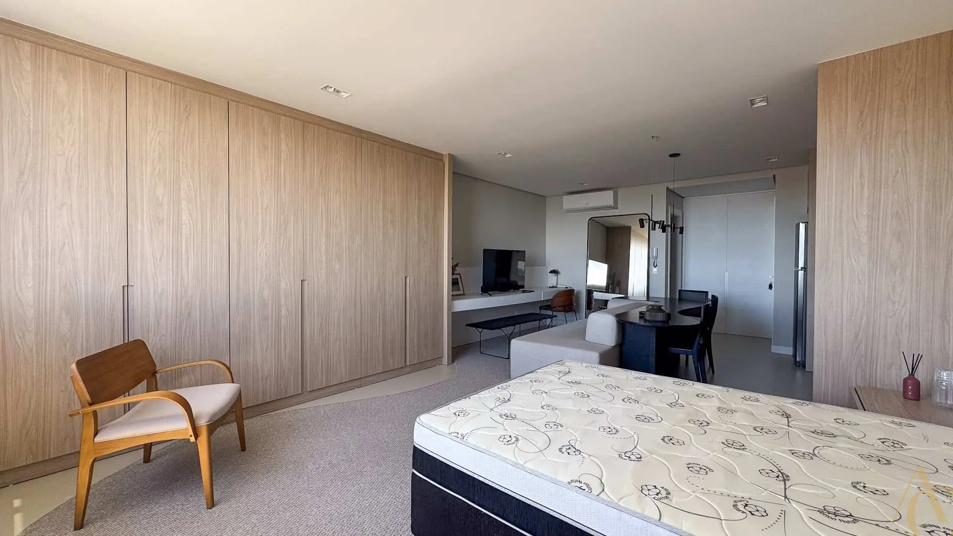 Furnished studio with integrated kitchen and 1 bathroom — photo 31