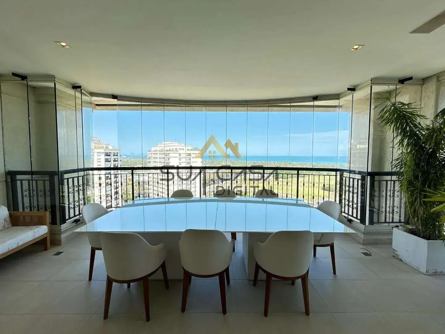 Penthouse with 4 bedrooms and an open-plan kitchen — photo 3