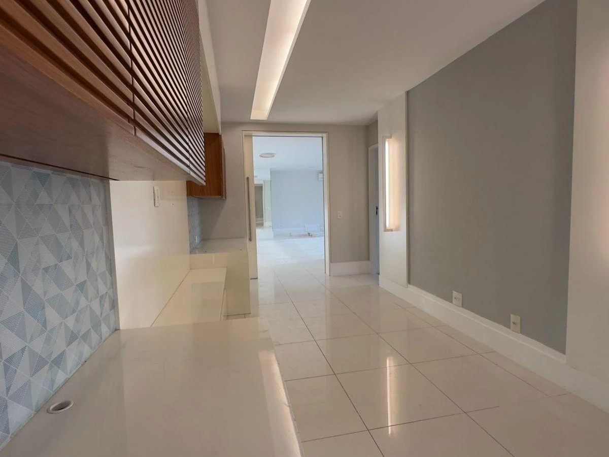 4-bedroom apartment with a separate kitchen, 260 m² — photo 15