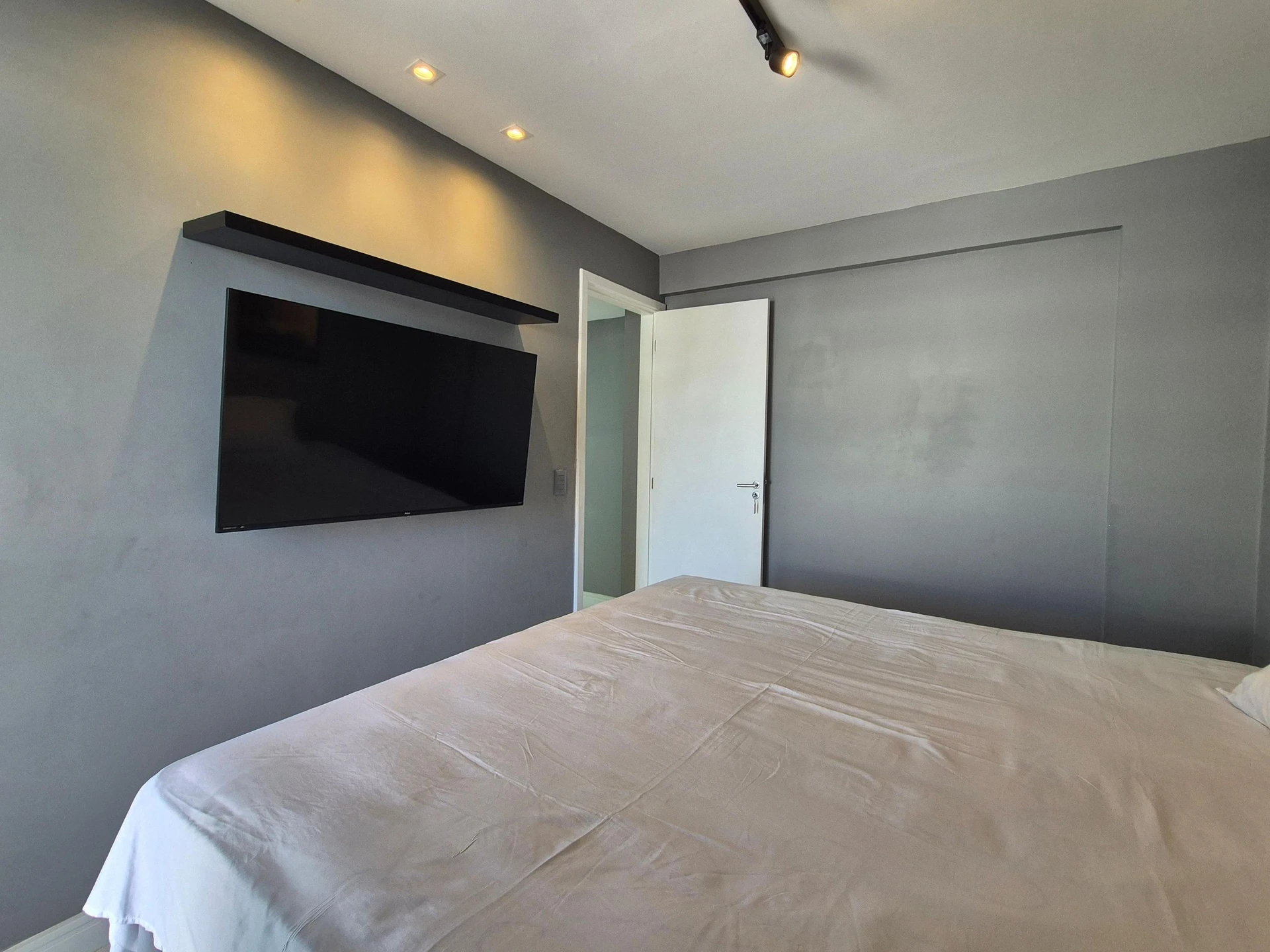 Furnished apartment with 5 bedrooms and open-plan kitchen — photo 16