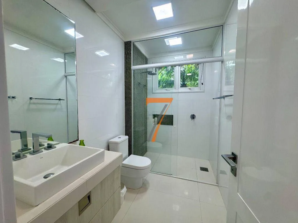 Furnished house with 8 bedrooms and 11 bathrooms — photo 11