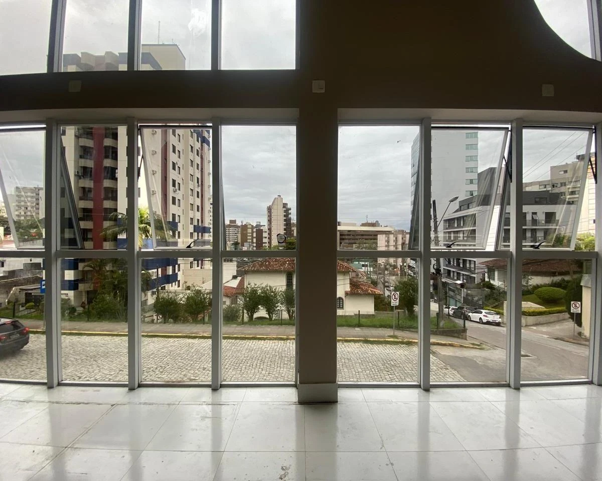 House, 289 m², with floor-to-ceiling windows