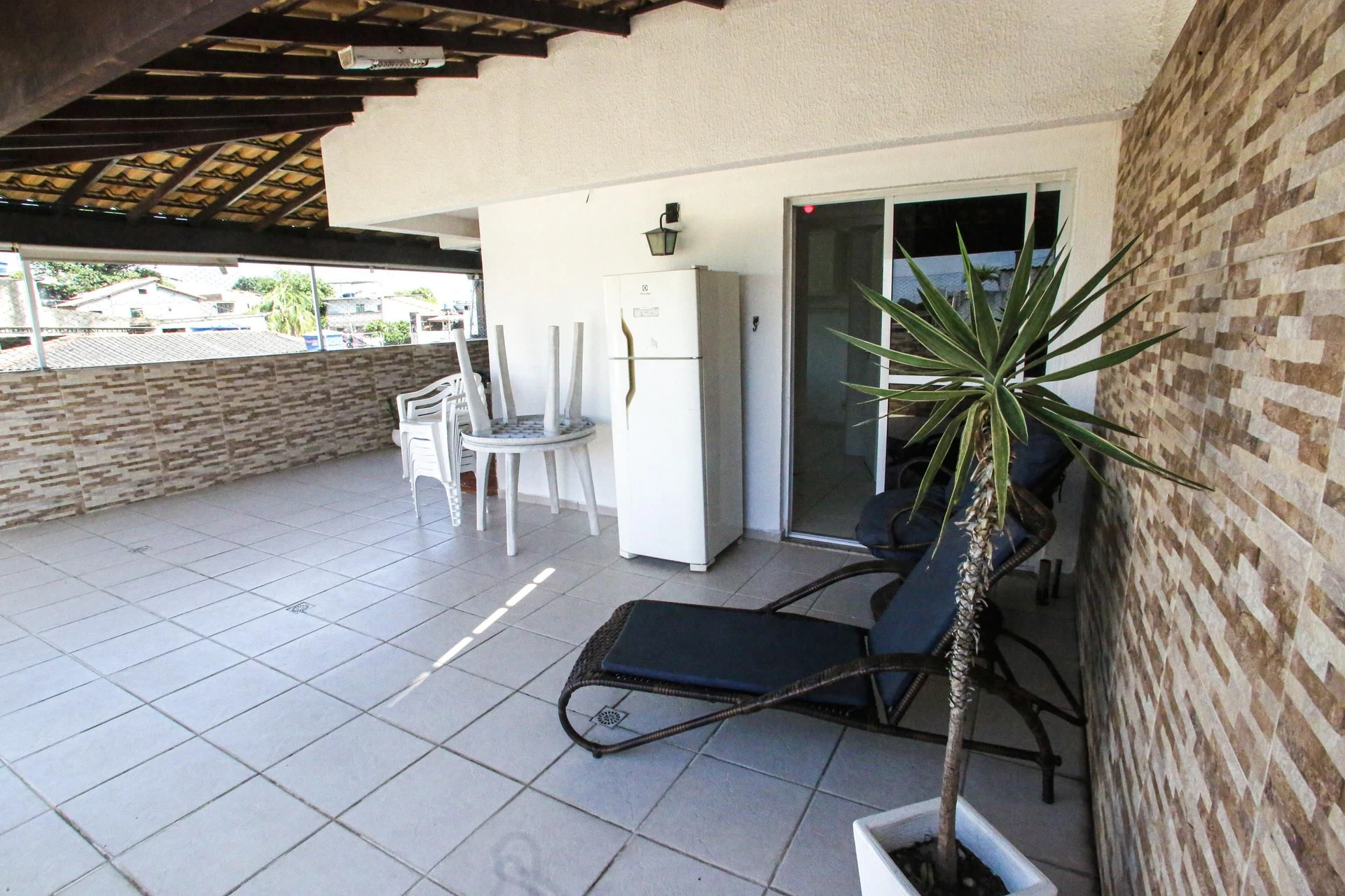 Glass-enclosed balcony in a 3-bedroom apartment, 131 m² — photo 24