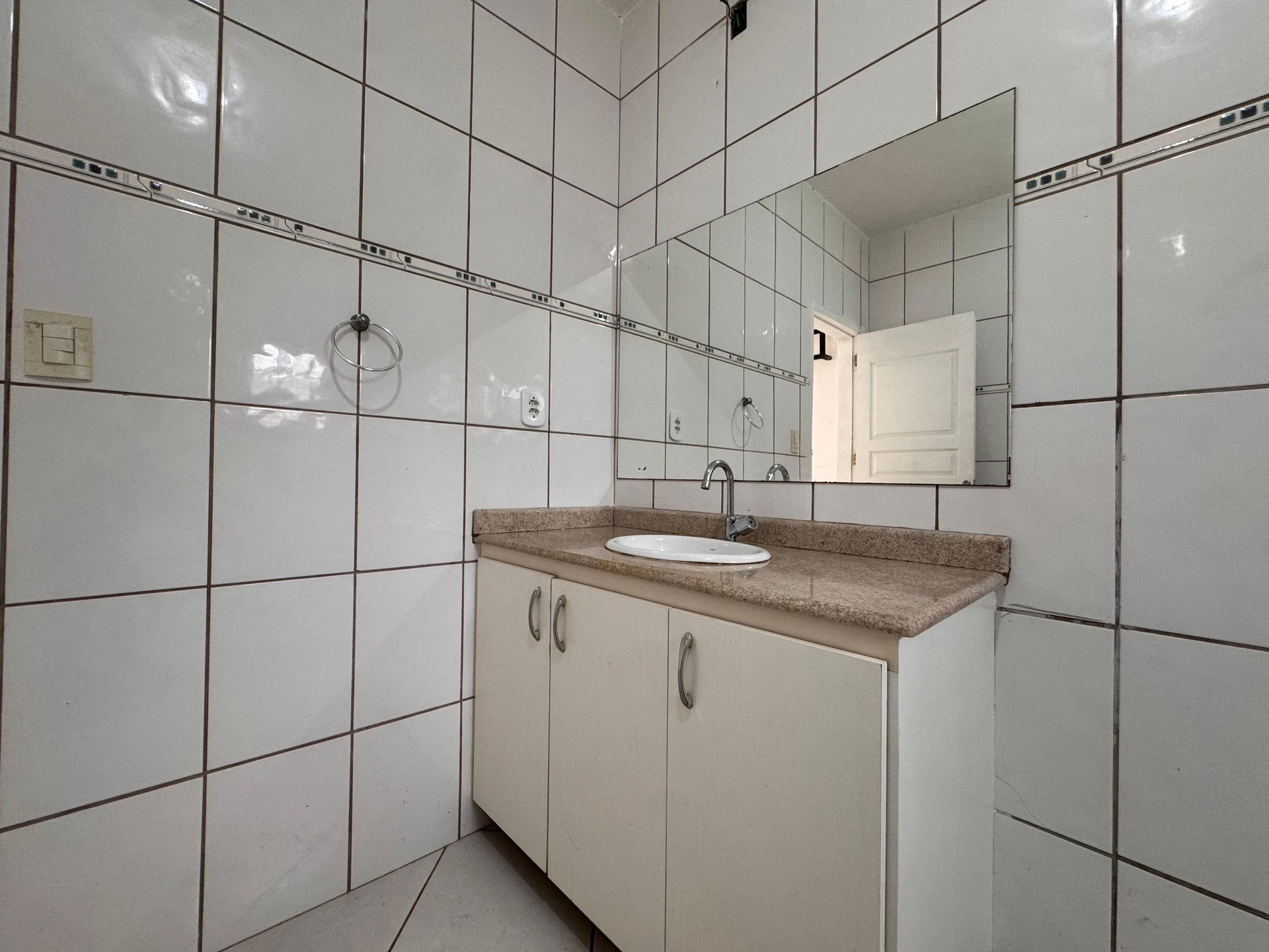 2-bedroom house with 1 bathroom no parking — photo 6