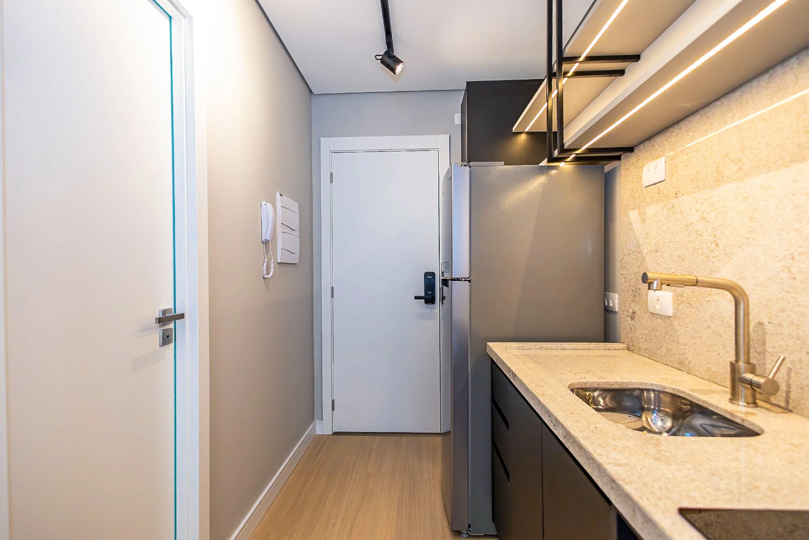 Меблированная студия 20 м² с балконом — photo 4