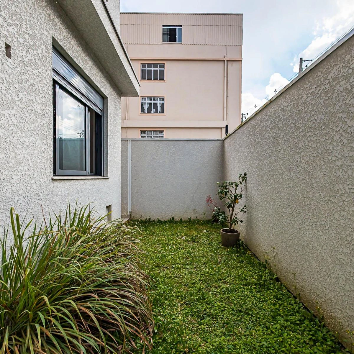 3-bedroom apartment with a grill on the balcony in Curitiba — photo 33