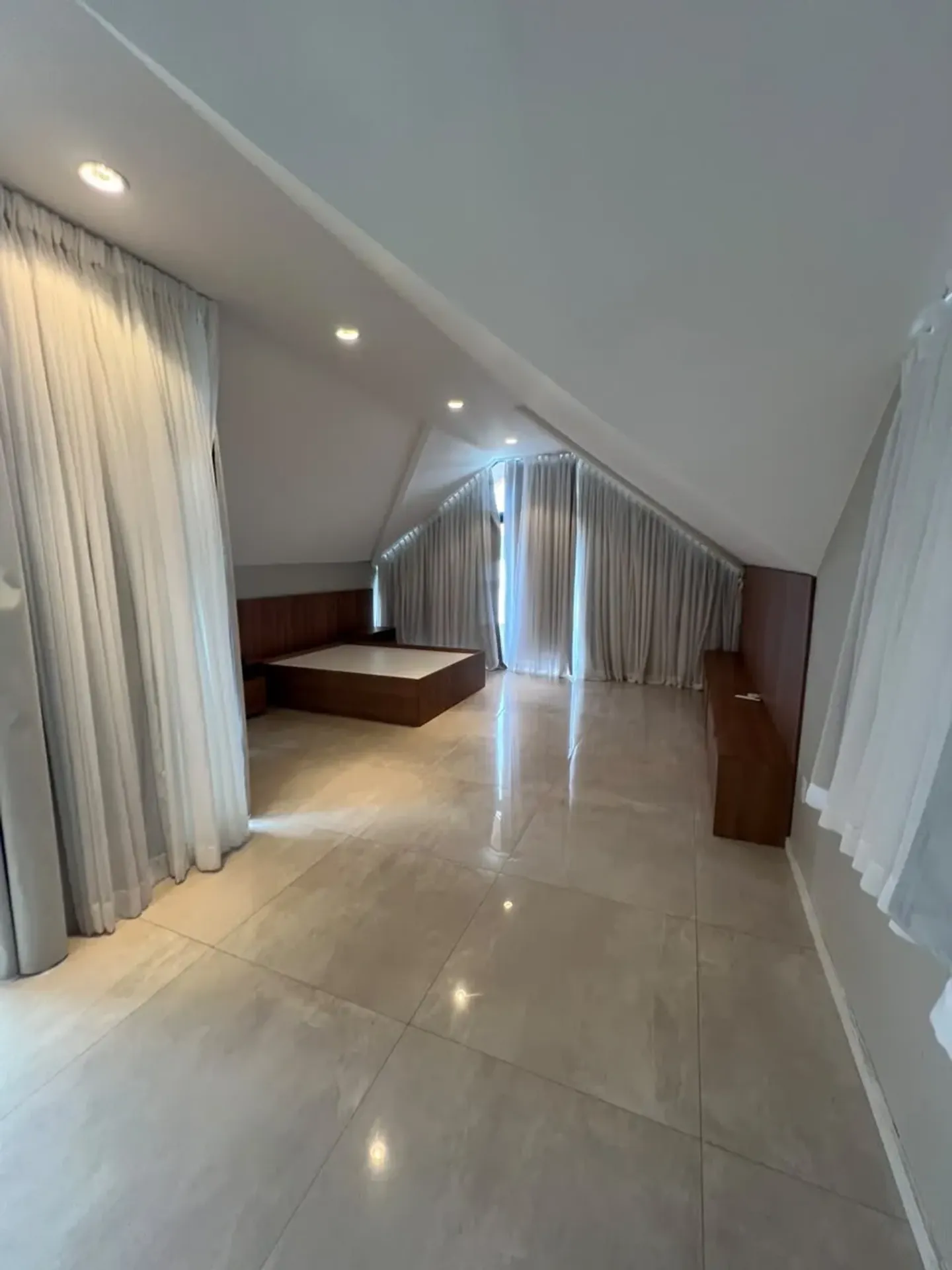 House, 240 m², with a glass-enclosed balcony — photo 10