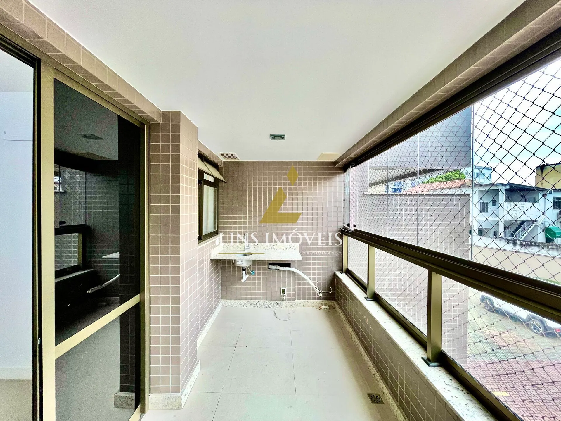 Glass-enclosed balcony in a 2-bedroom apartment, 60 m² — photo 22