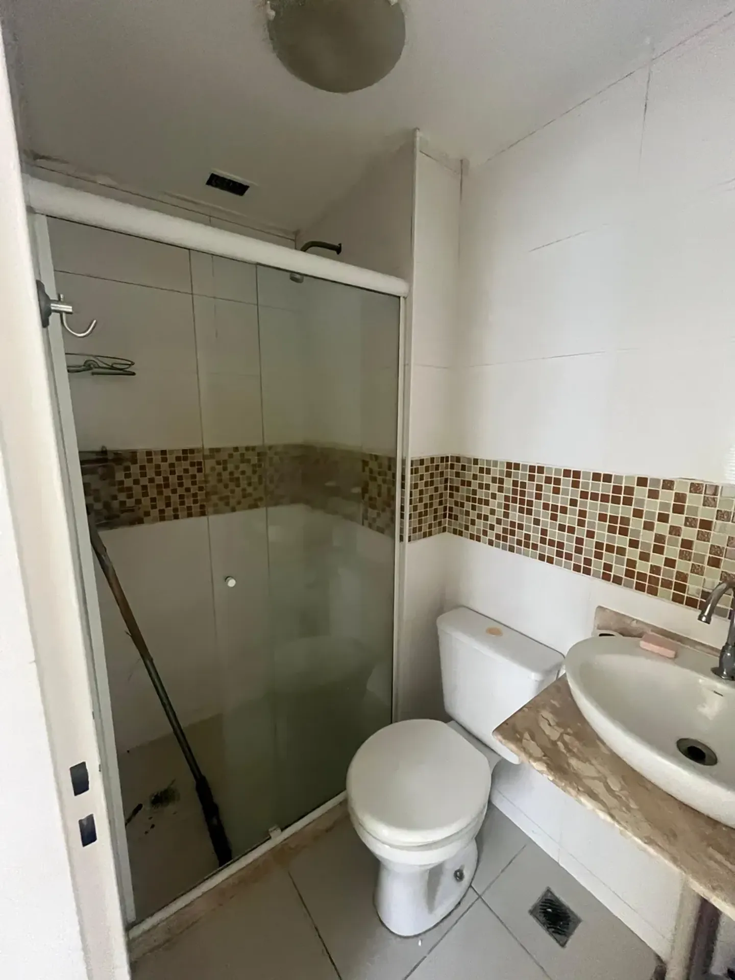 2-bedroom apartment in a building with a gym — photo 11