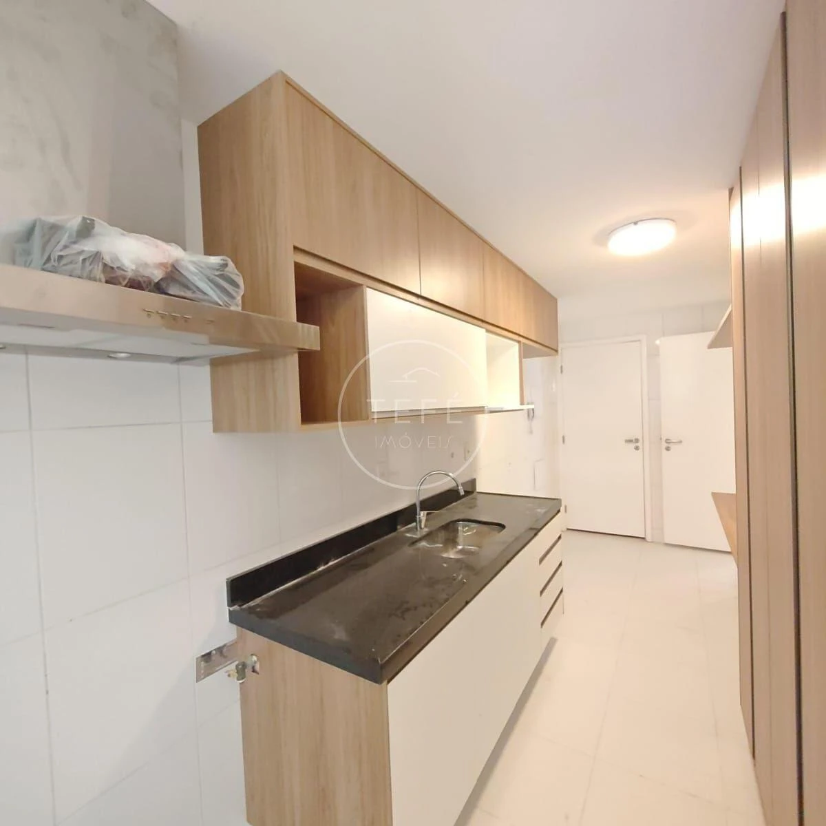 Glass-enclosed balcony in a 4-bedroom apartment, 123 m² — photo 23