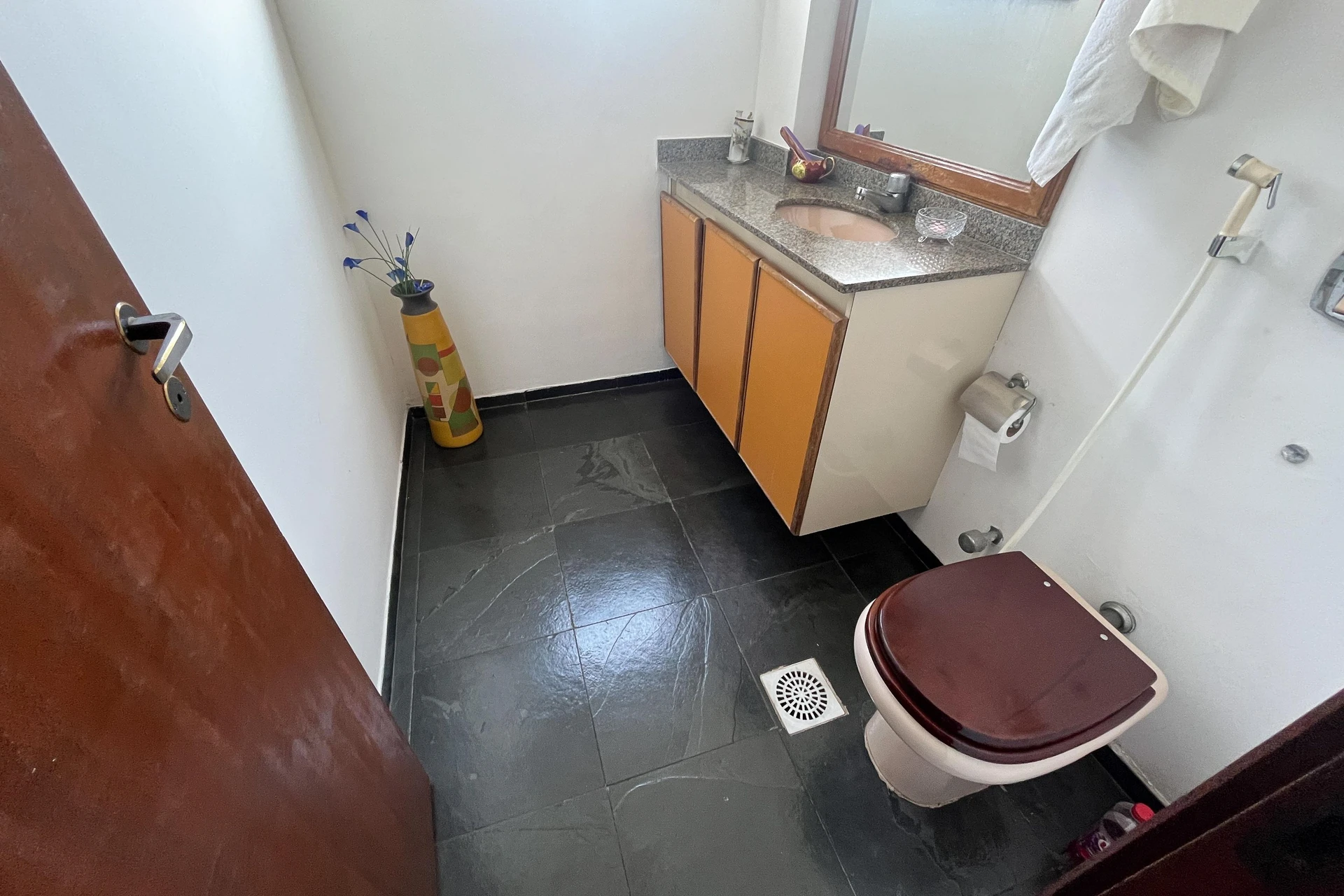 Furnished 3-bedroom apartment with laundry area — photo 56