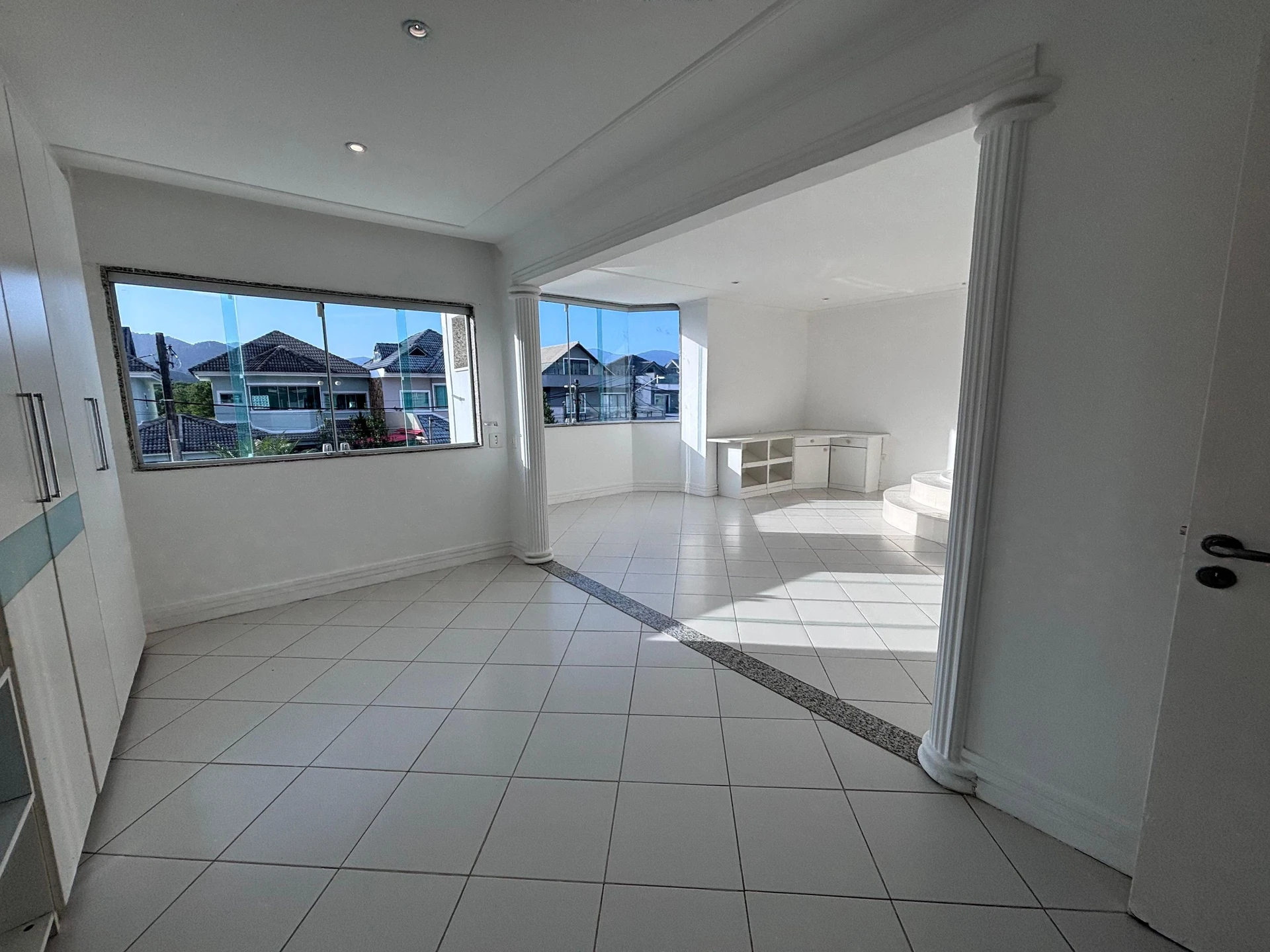 Condo house with 6 bedrooms and a balcony grill — photo 15