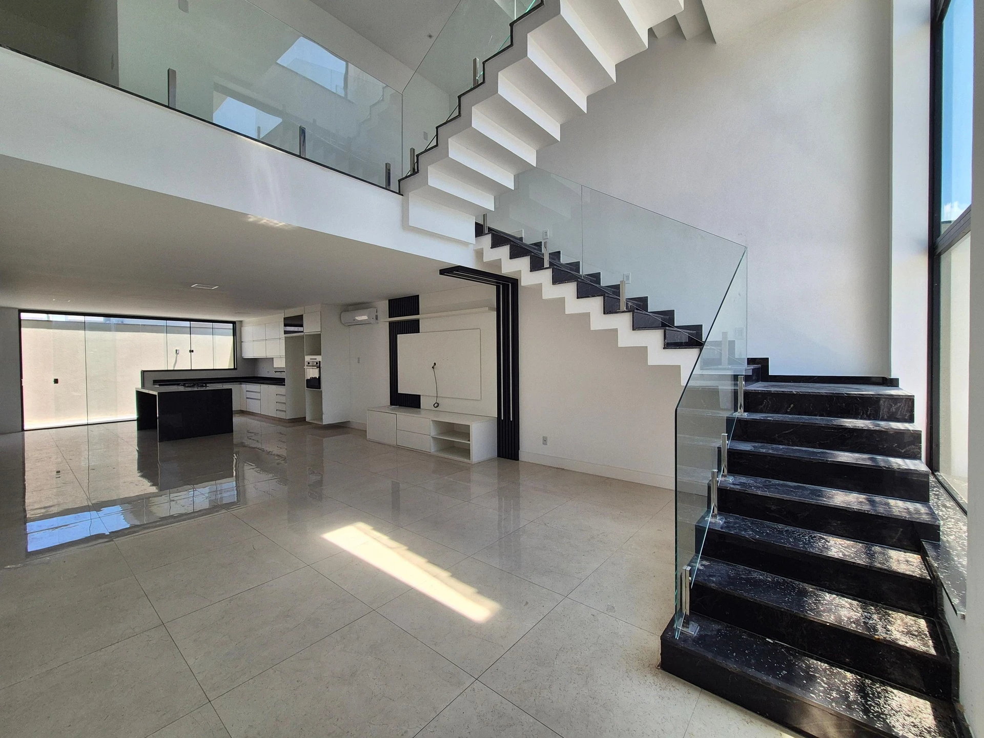 4-bedroom house with a glass-enclosed balcony