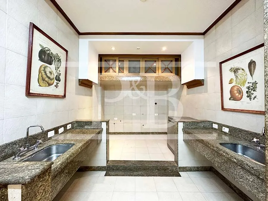 3-bedroom apartment with enclosed glass balcony — photo 33