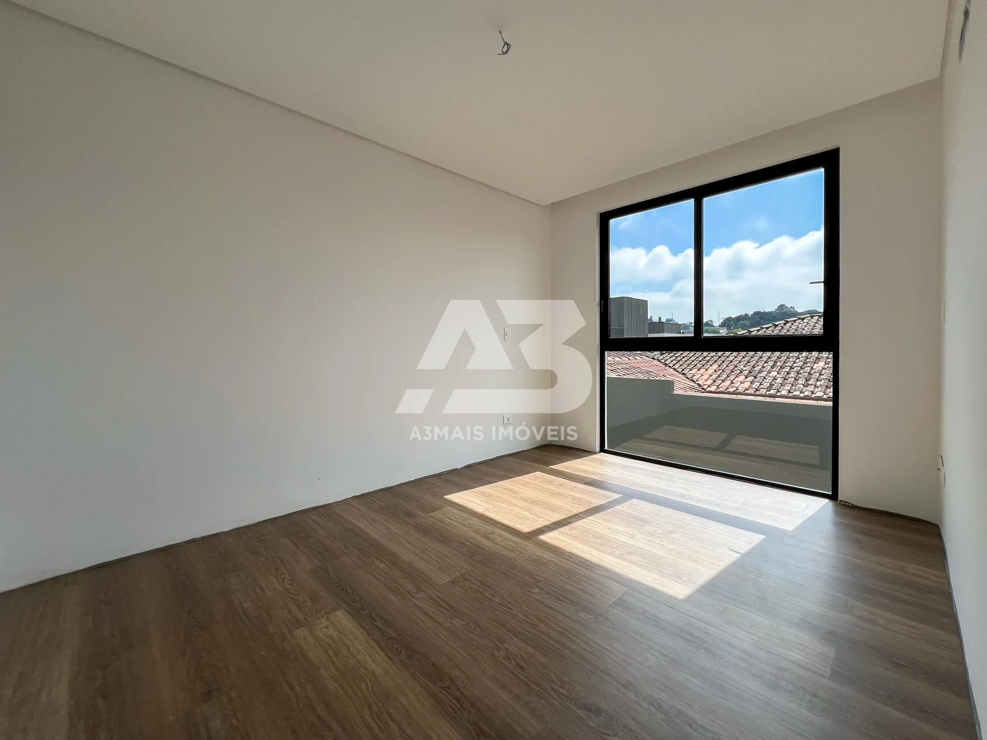 Glass-enclosed balcony in a 3-bedroom house, 137 m² — photo 20