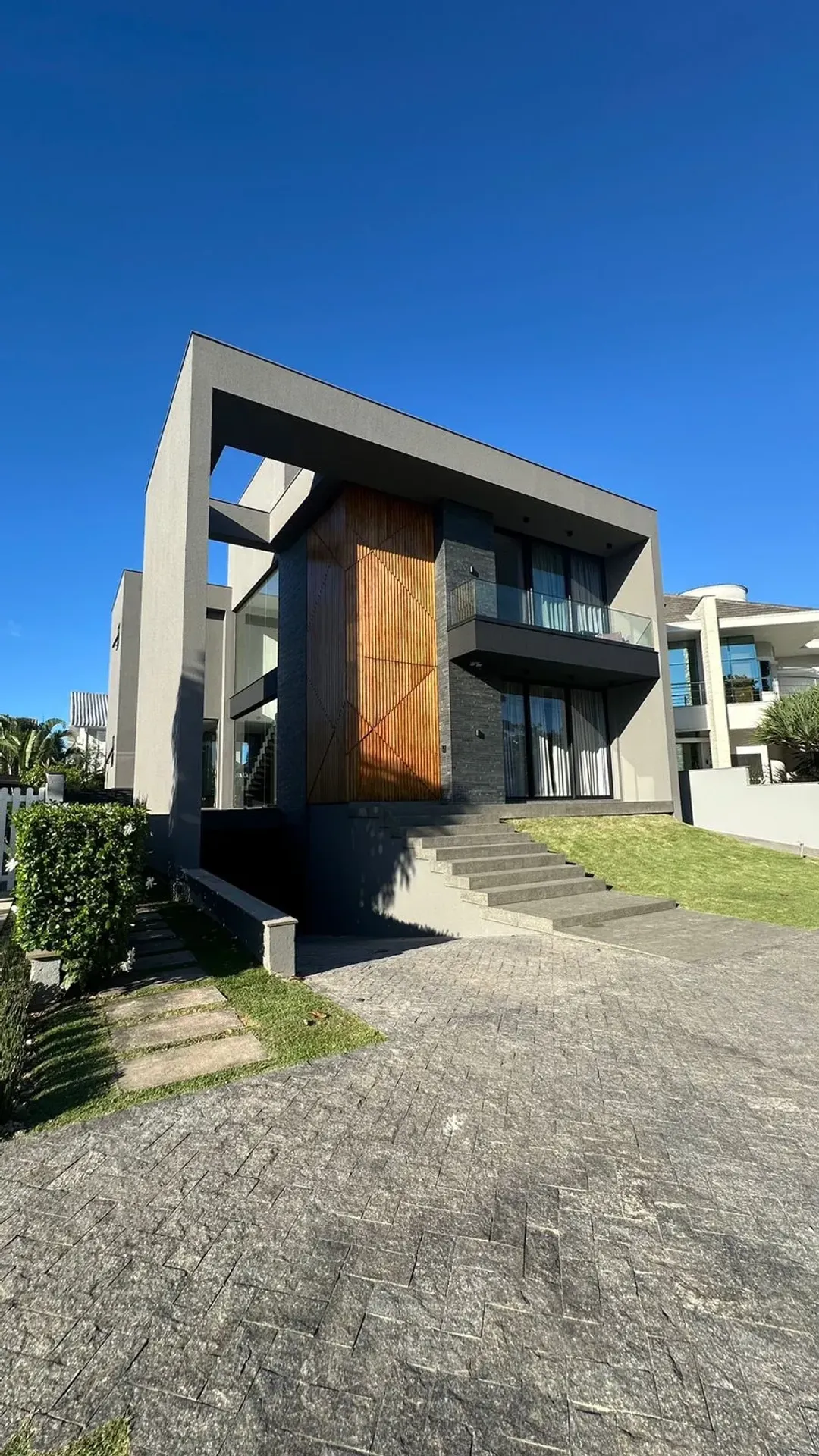 House with 4 bedrooms, open kitchen and private garden