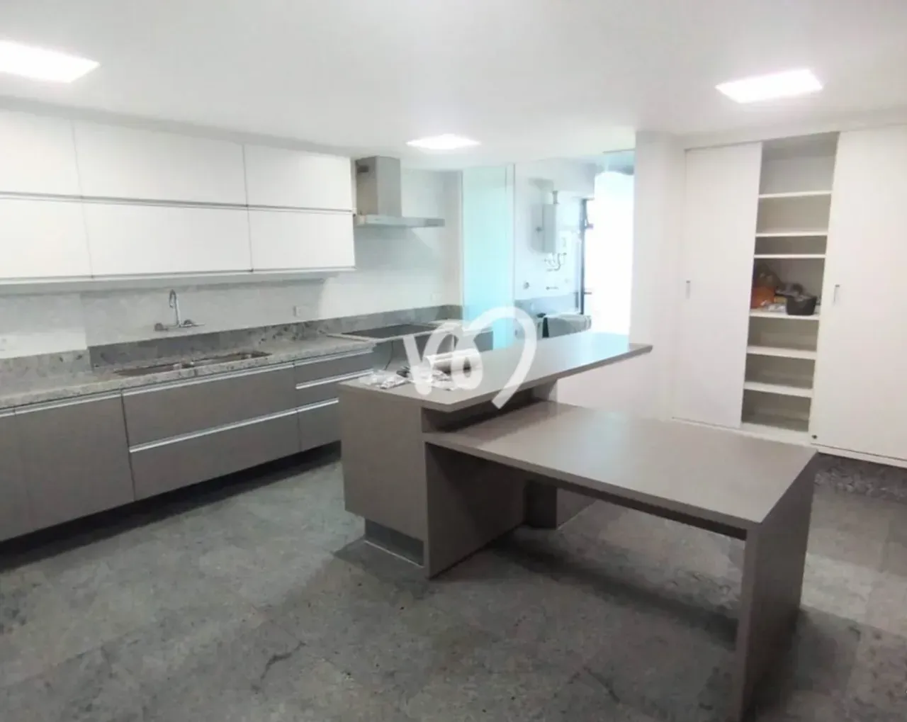 Unfurnished apartment for rent with 4 bedrooms and 313 m² — photo 2