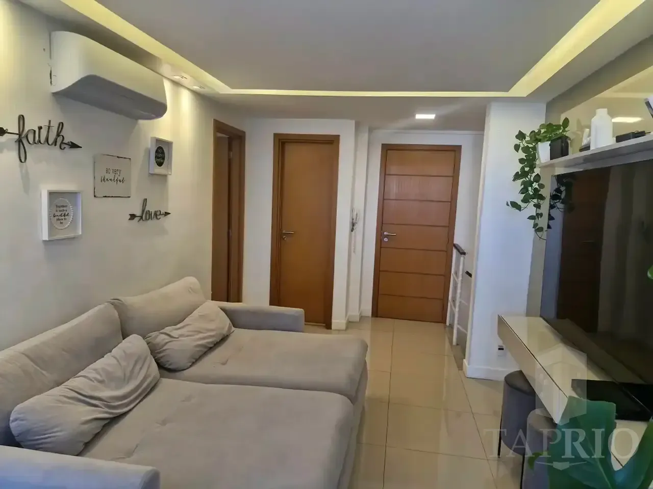 Apartment on the 3rd floor with a glass-enclosed balcony — photo 4