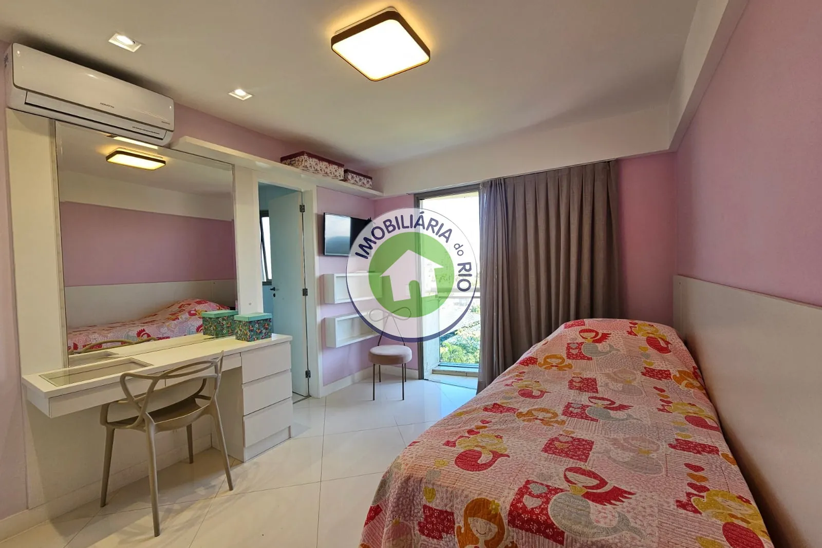 Unfurnished apartment with 4 bedrooms and glass balcony — photo 39