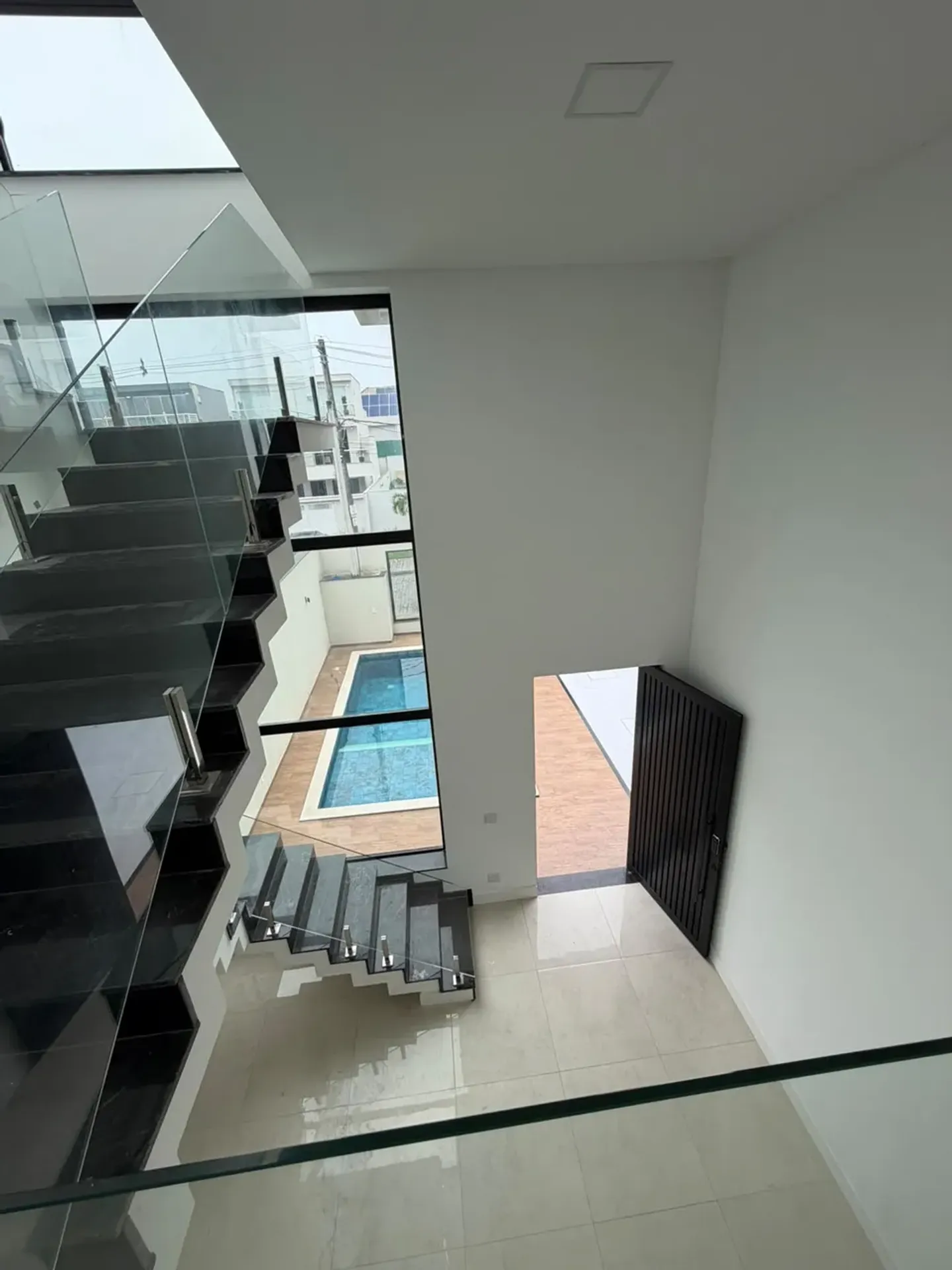 House, 370 m², with floor-to-ceiling windows — photo 24