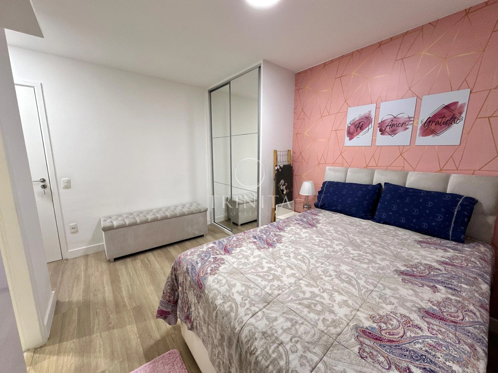 Furnished 3-suite apartment with a gas open-plan kitchen — photo 21