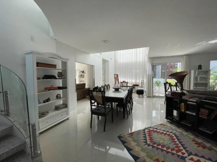 Ventanales de piso a techo y 4 dormitorios: casa de 400 m² — photo 35
