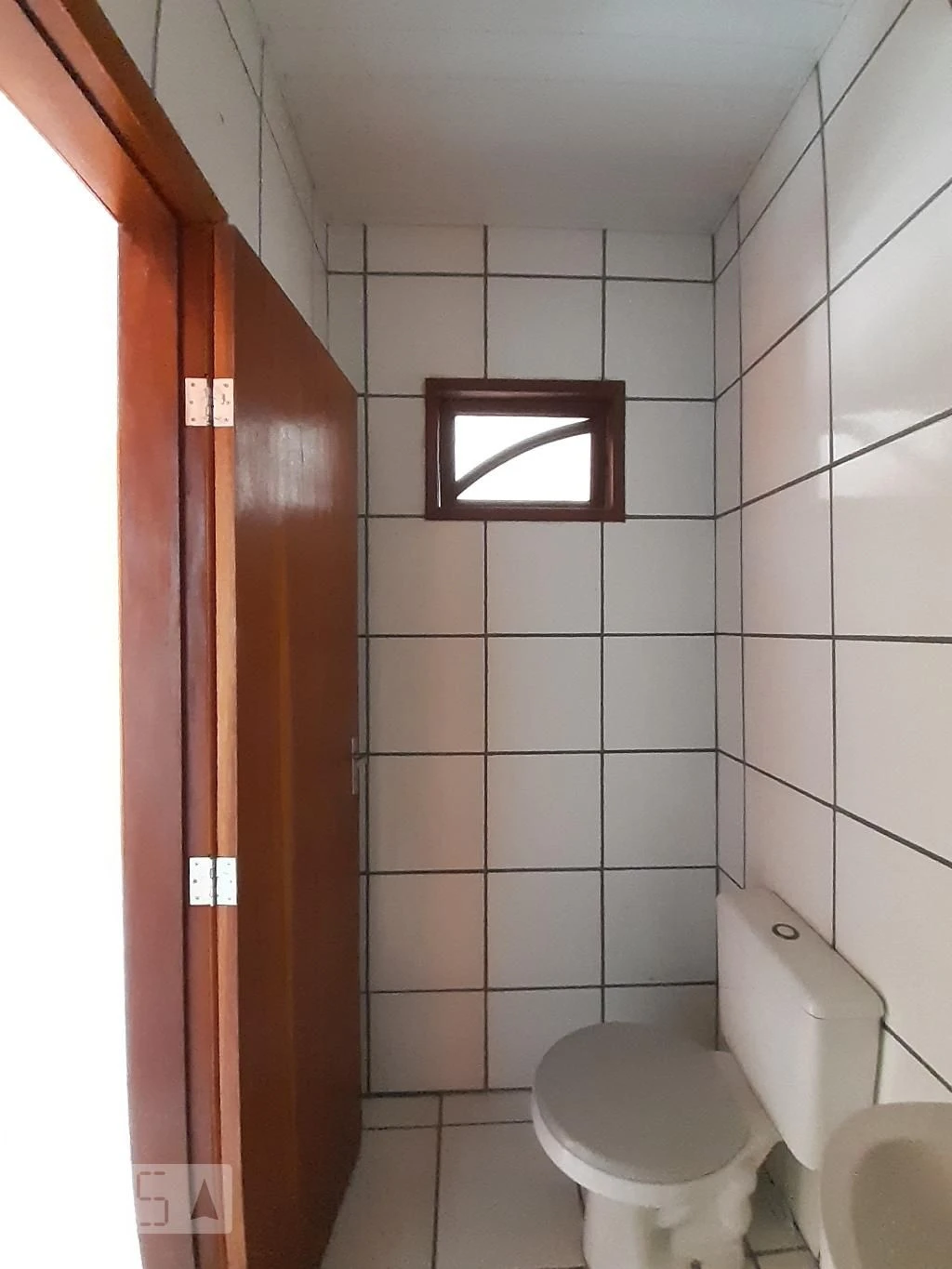 Apartamento sem mobília com cozinha fechada e armários — photo 13