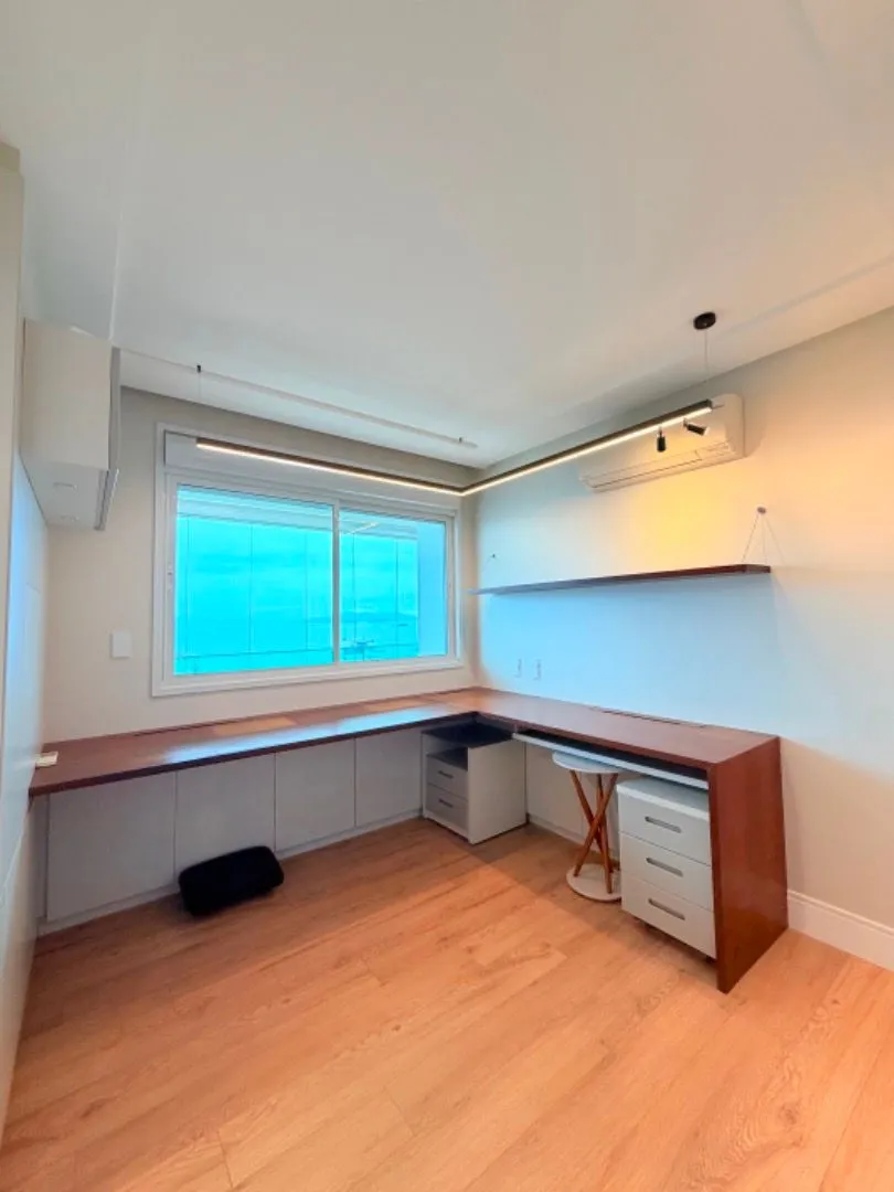 140 m² apartment with 3 bedrooms and a closed balcony — photo 12