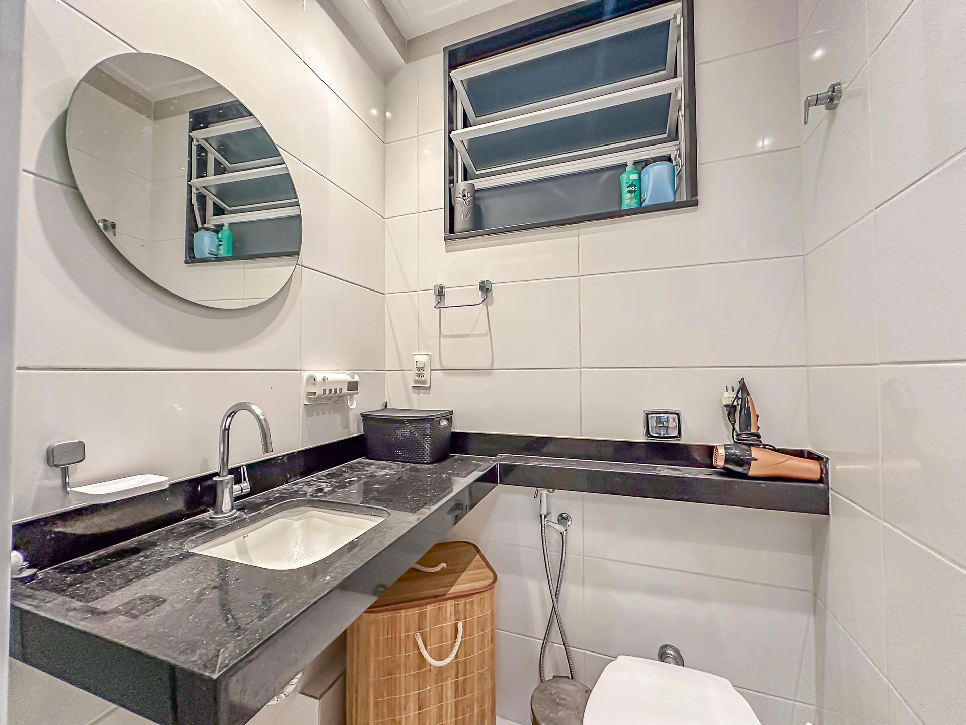 Furnished 1-bedroom apartment with a closed kitchen — photo 32