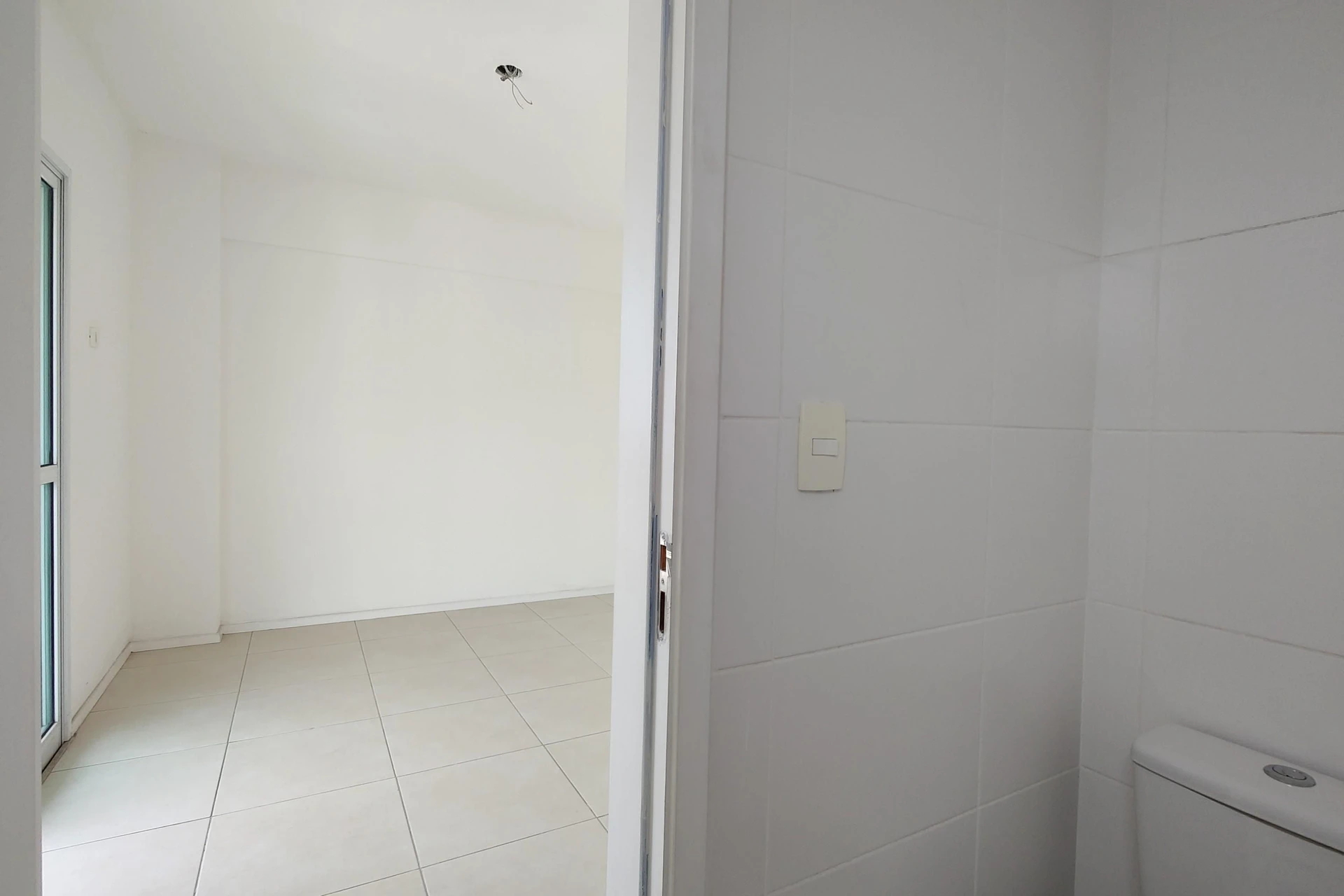 Unfurnished apartment with an open-plan kitchen and balcony — photo 49