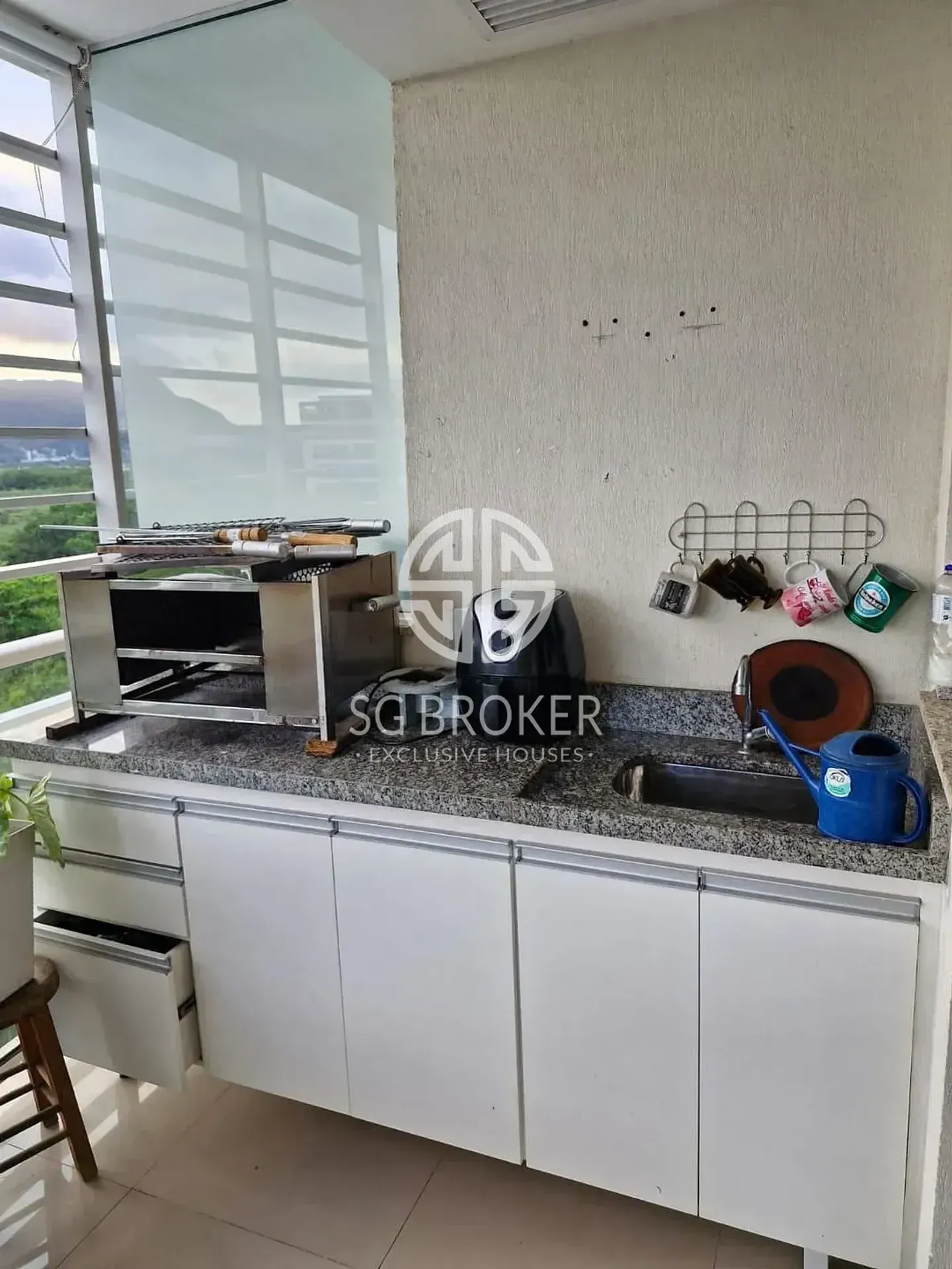 Glass-enclosed balcony in a 3-bedroom apartment, 91 m² — photo 2