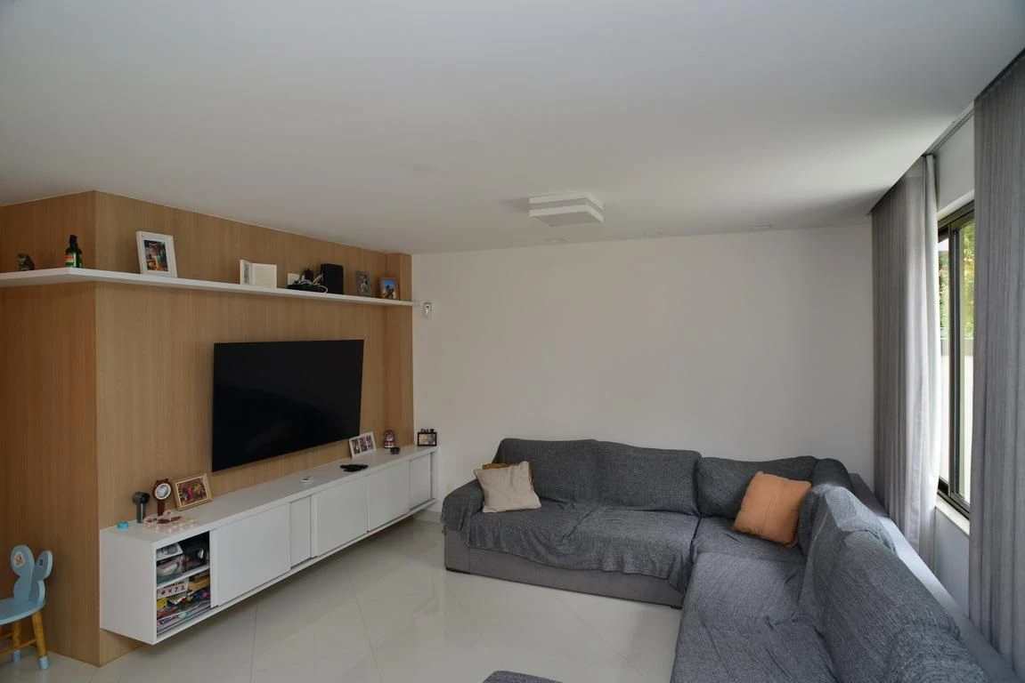 260 m² house with floor-to-ceiling windows and a jacuzzi